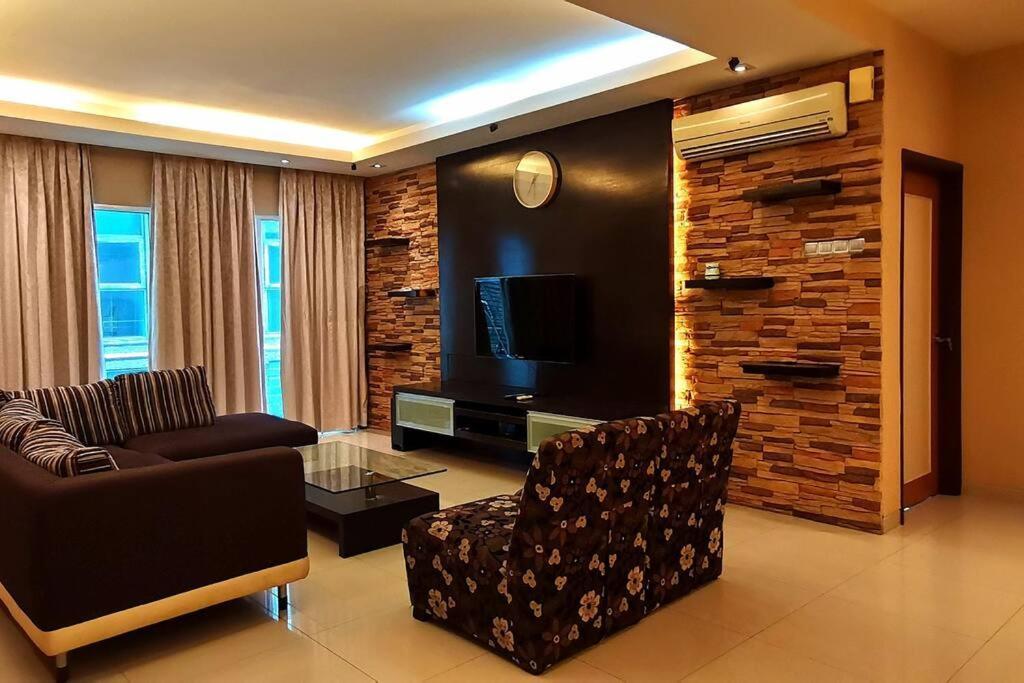 Klcc Luxurious 2 Floors 5br For 15pax *