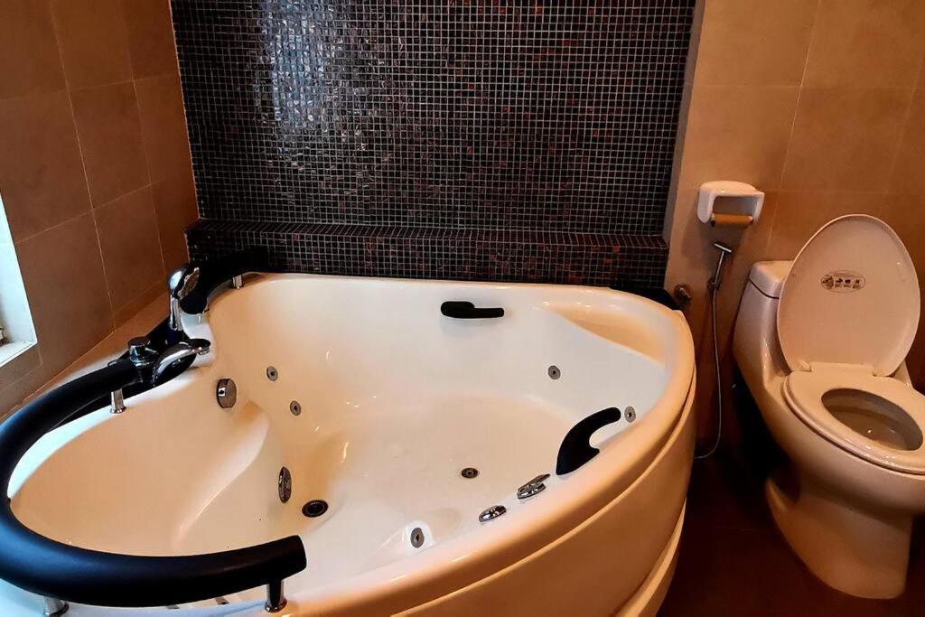 Klcc Luxurious 2 Floors 5br For 15pax * Kuala Lumpur